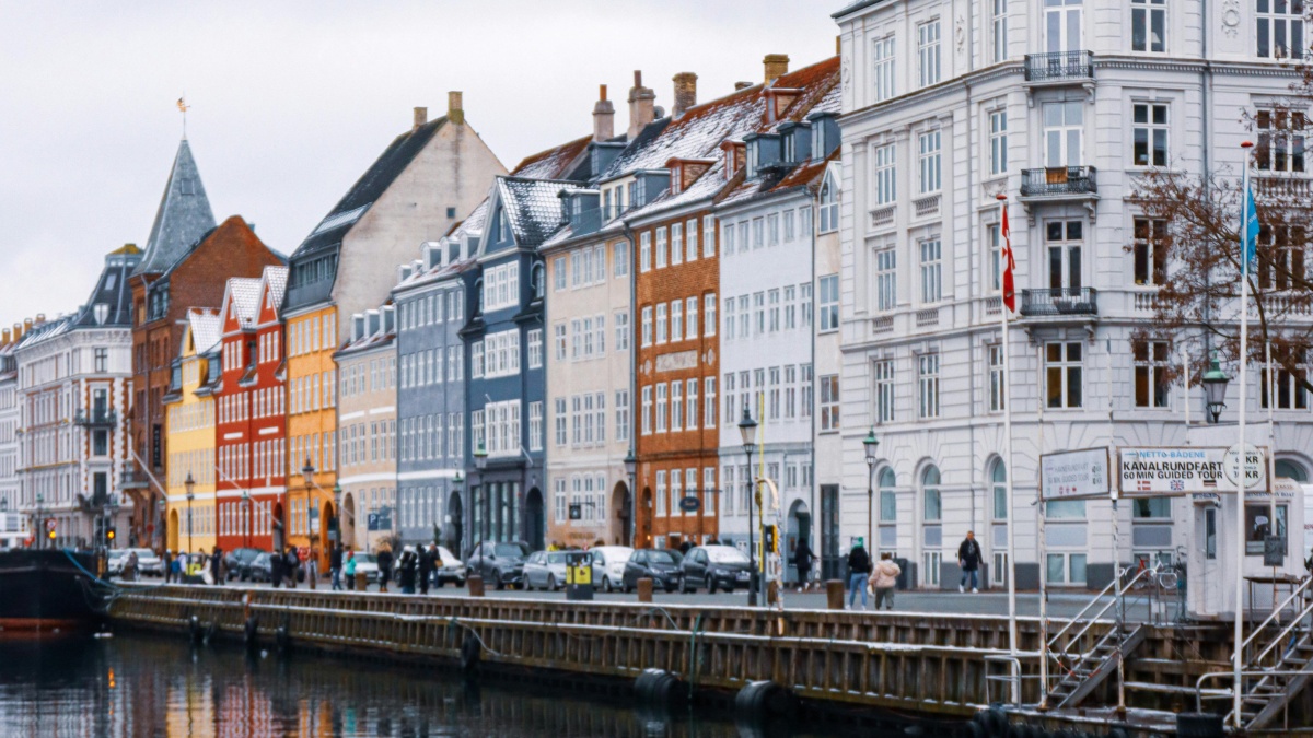 How Malta WhatsApp bloggers can collaborate with Singapore advertisers in 2025