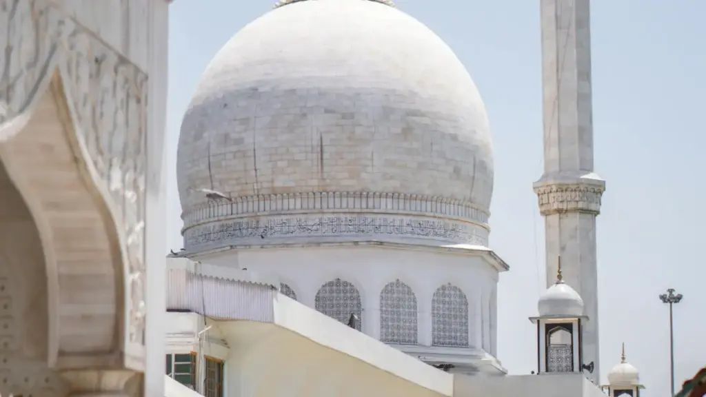 Gwida prattika għal kreaturi f'Malta biex jilħqu brands fl-UAE fuq Clubhouse u jħajru l-udjenza b’giveaways effettivi.
