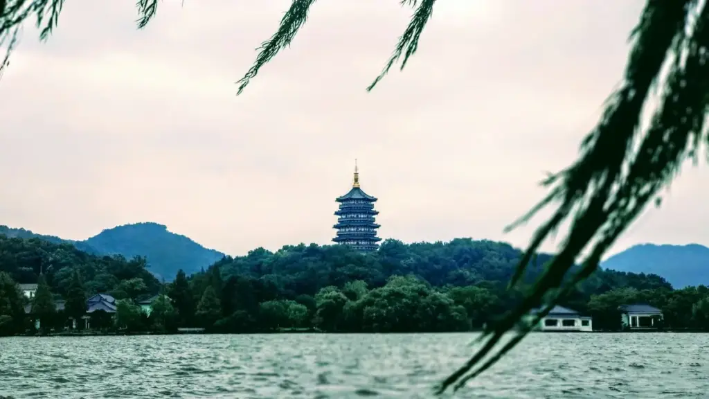 Gwida prattika għal operators Maltin kif isibu u jaħdmu maʼ creators Vietnam fuq Xiaohongshu biex jippromwovu tours lokali — strateġiji, fejn tiskopri, u kif timmedja kampanja effettiva.